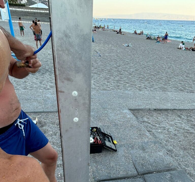 A Mazzeo bandiera blu…ai cittadini: doccia guasta, la riparano loro