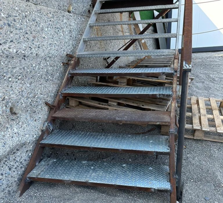 Taormina, “rattoppata” la scala di accesso alla spiaggia di Mazzeo