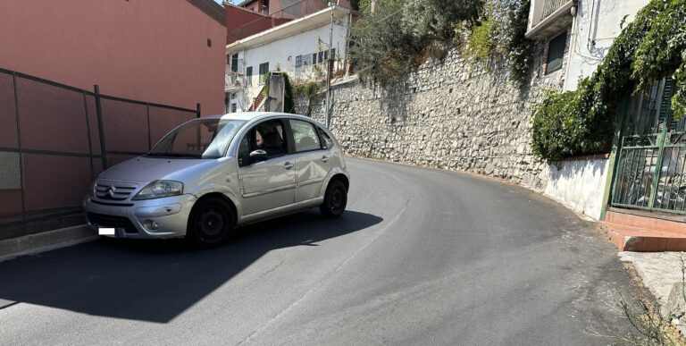 Sp10 Taormina, incidente col brivido: 40enne evita scontro con due turiste