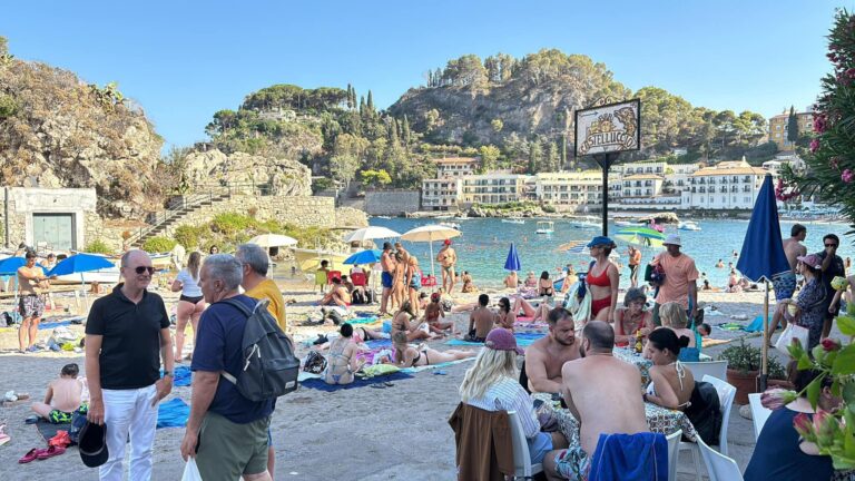 De Luca: “Spiaggia di Mazzarò liberata da 10 tonnellate di rifiuti”