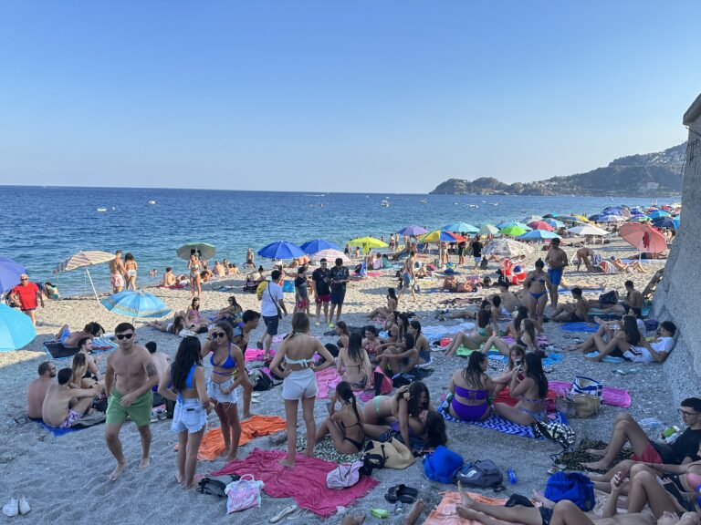 Ferragosto a Taormina: spiagge piene, iniziano i giorni della ressa turistica