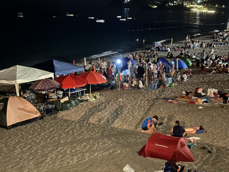 Ferragosto a Taormina, aspettando la mezzanotte a Mazzeo tutti in tenda