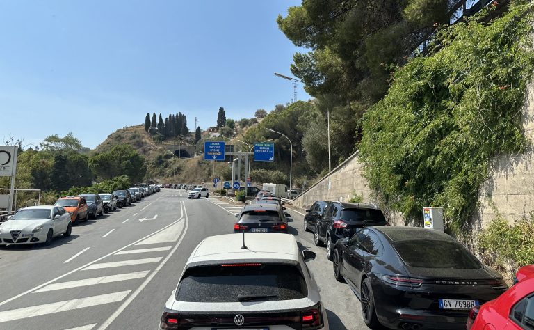Ponte di Ferragosto a Taormina, ancora code infernali sulla Ss114