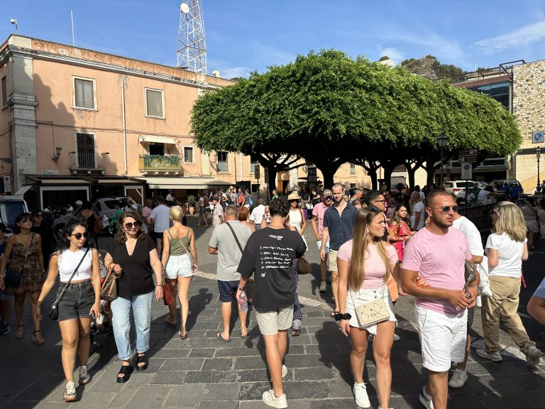 Da Milano bordata a Taormina: “E’ invasa da sandali e calzini bianchi…”