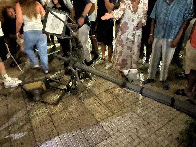 Dramma a Letojanni: crolla un palo della luce in piazza, 3 feriti
