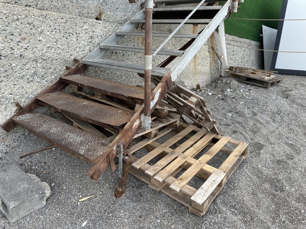 Taormina bandiera blu ma la scala di accesso alla spiaggia da piazza Pablo Pino è bandiera nera 2 IMG 2645