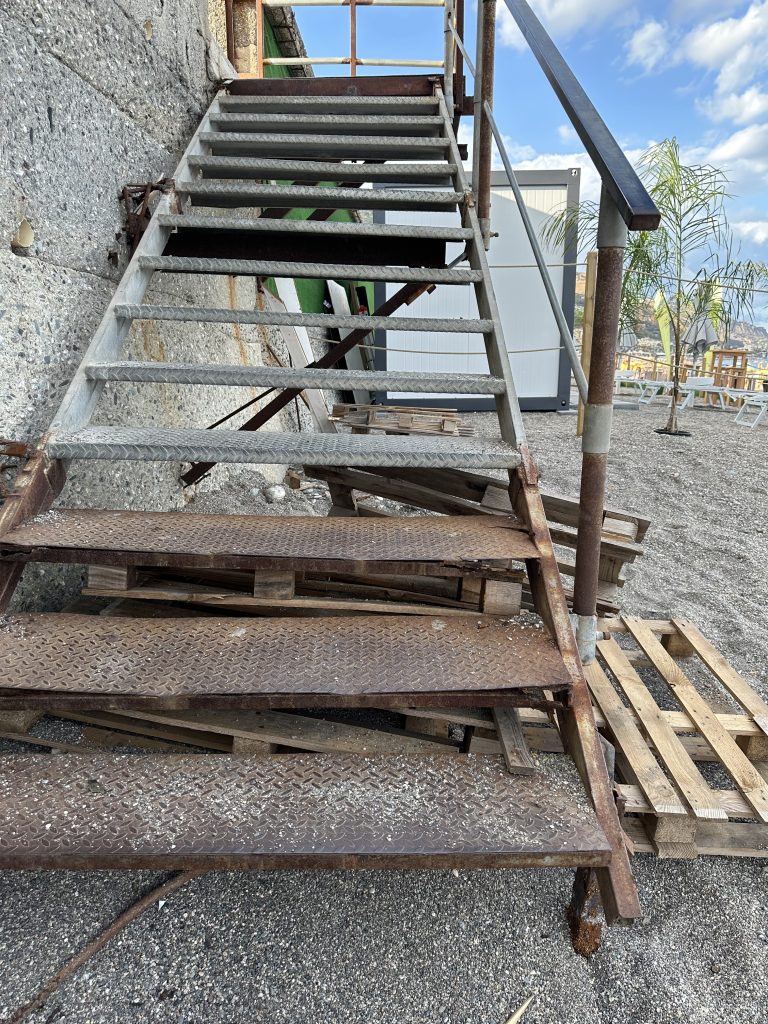 Taormina bandiera blu ma la scala di accesso alla spiaggia da piazza Pablo Pino è bandiera nera 1 IMG 2647