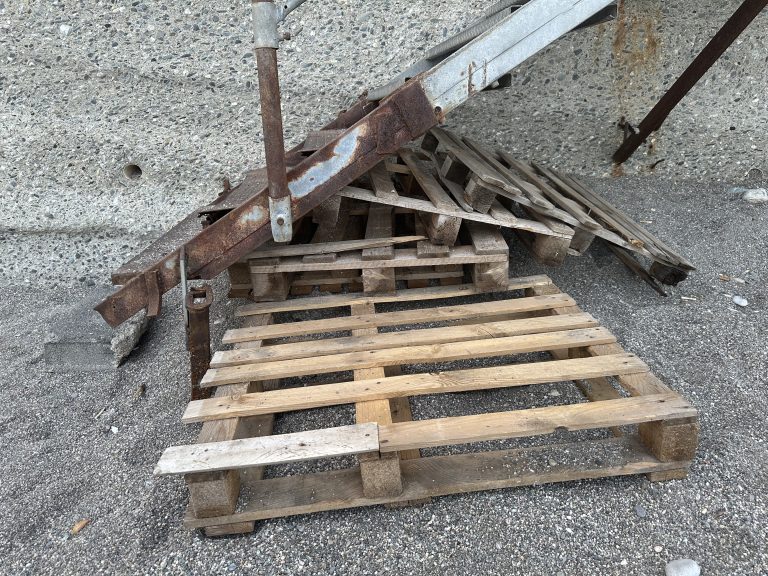 Spiaggia di Mazzeo, la scala è ancora lì ed è pronta a fare la fine del palo di Letojanni