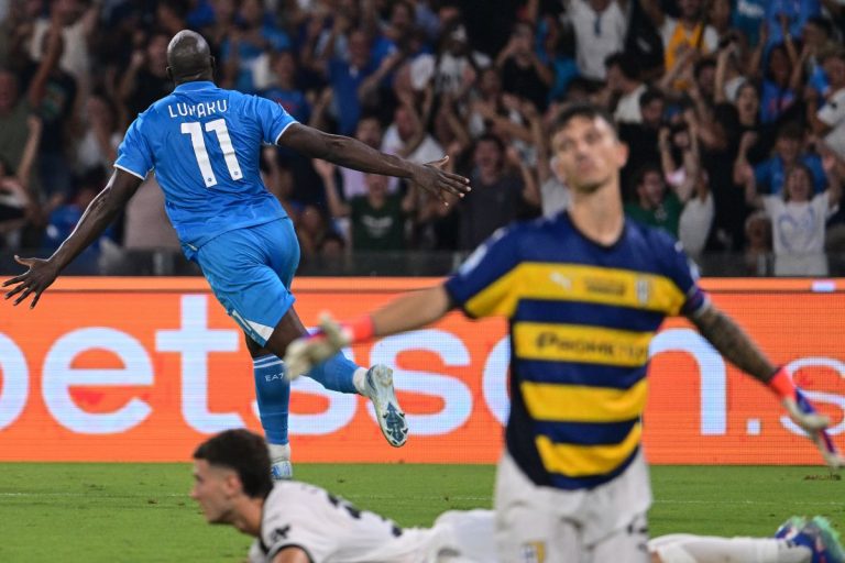 Il Napoli ribalta il Parma nel recupero, Lukaku in gol Il Napoli ribalta il Parma nel recupero, Lukaku in gol