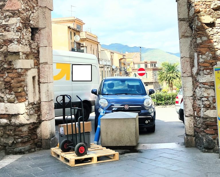 Daspo a Taormina, i corrieri: “Negozi aprono alle 10, che fare?”. Il sindaco: “Si consegna alle 8”