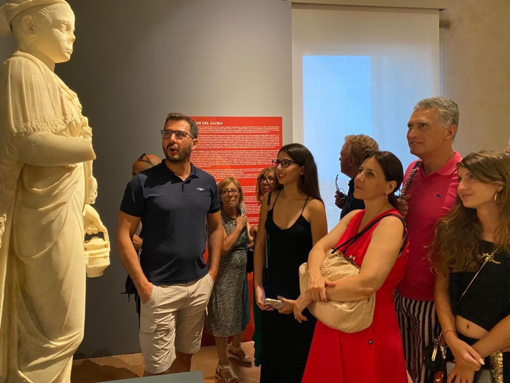 Inaugurata a Taormina la mostra sull'antica Tauromenion. Il "ritorno" della Sacerdotessa di Iside 1 TAU 04 visitatori davanti alla Sacerdotessa di Iside