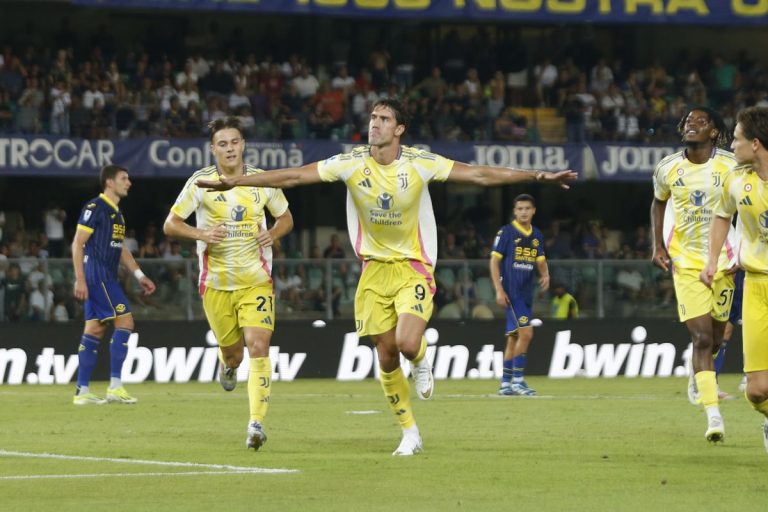 La Juve batte 3-0 il Verona ed è da sola al comando La Juve batte 3-0 il Verona ed è da sola al comando