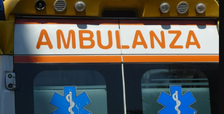 Taormina, A18: auto impatta contro le barriere allo svincolo di Spisone