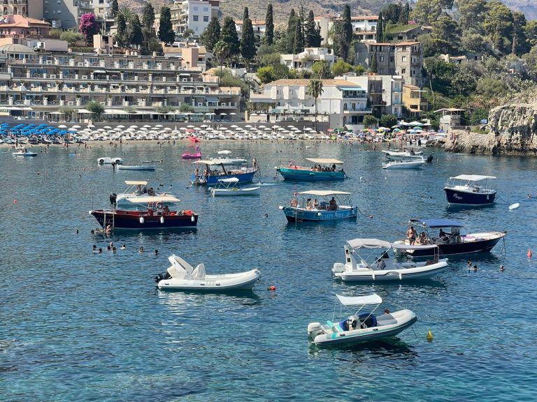 Mazzarò, i residenti scrivono al sindaco: “Troppe barche in mare, balneazione pericolosa”