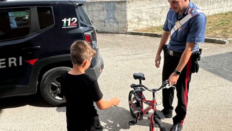 Bambino di 8 anni scompare dopo un’uscita in bici: lo ritrovano i Carabinieri
