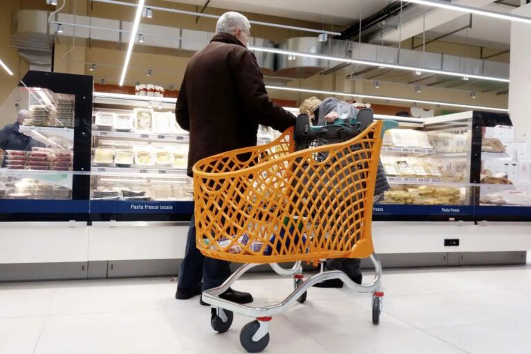 L’inflazione torna a salire ma frena il carrello della spesa