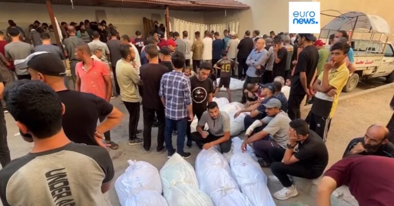 Guerra a Gaza: bombe israeliane sugli sfollati