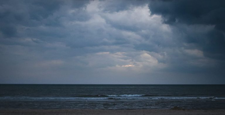 A Taormina in mare con il nubifragio per scommessa social, il gestore di un lido lo salva