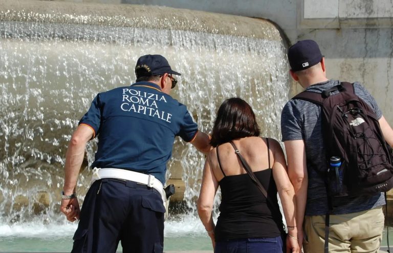 Sorpresa a immergere le gambe nella Fontana di Trevi a Roma, multata e allontanata