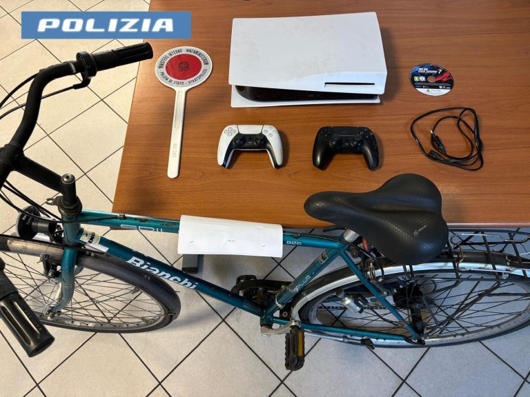 Fuggono con playstation e biciclette rubate