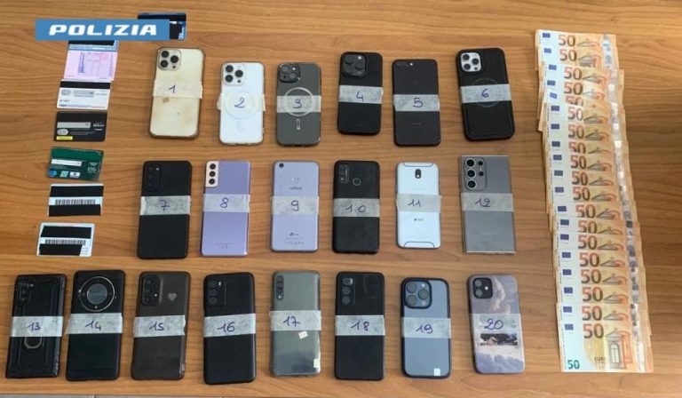 Rubavano nelle spiagge: Polizia recupera 20 smartphone e 1000 euro