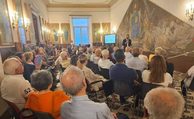 Amalfi lancia il “Galateo del turista”, a Taormina ognuno fa come vuole
