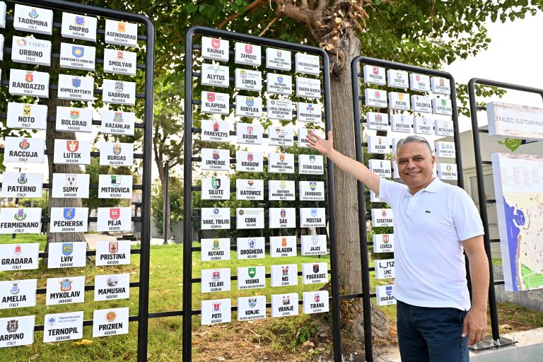 A Muratpaşa (Turchia) in un pannello i nomi di 116 città del mondo e c’è anche Taormina