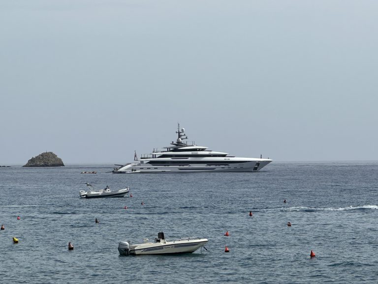 Nelle acque di Taormina e Naxos lo splendido yacht “My Belle Anna”