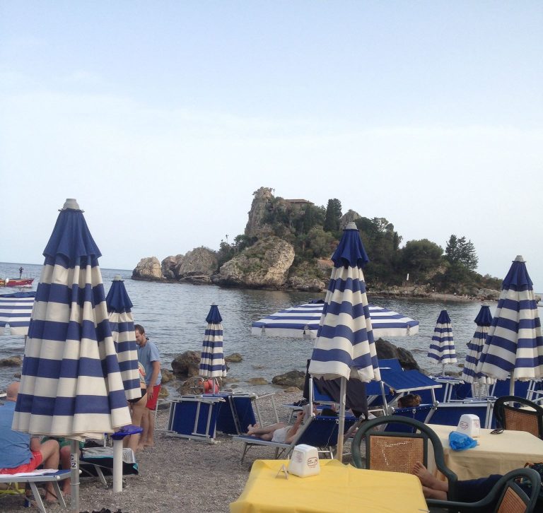 Isola Bella, Mendolia Beach Club: “Nessun tratto di spiaggia sequestrato, l’abbiamo valorizzata”