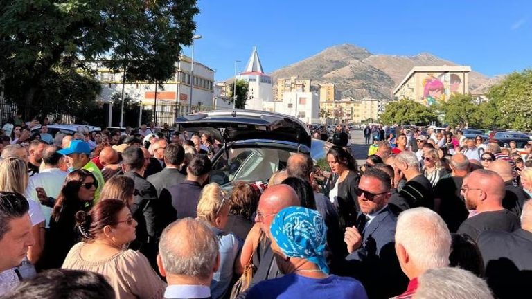Il feretro di Schillaci arriva in chiesa tra le note di “Notti magiche”, scene da brividi