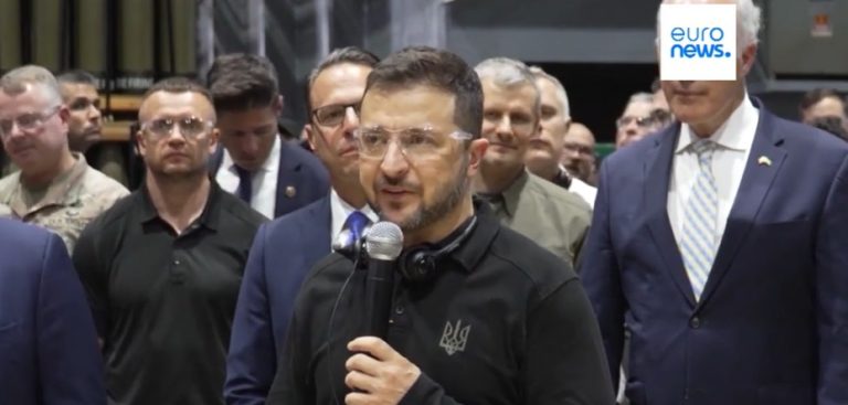 Zelensky negli Usa in una fabbrica di munizioni