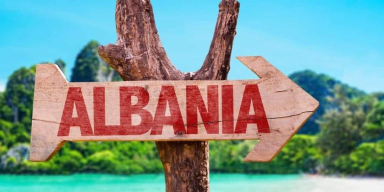 Gli italiani snobbano Taormina e scelgono l’Albania