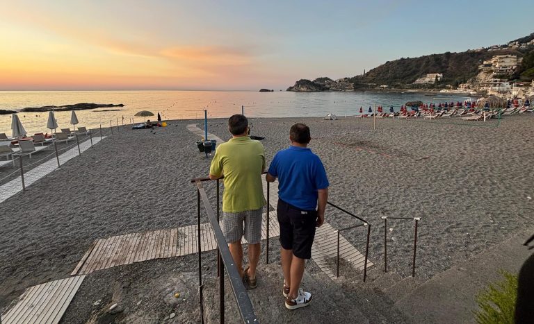 Spiagge di Taormina, dal 2025 docce a pagamento con il bracciale