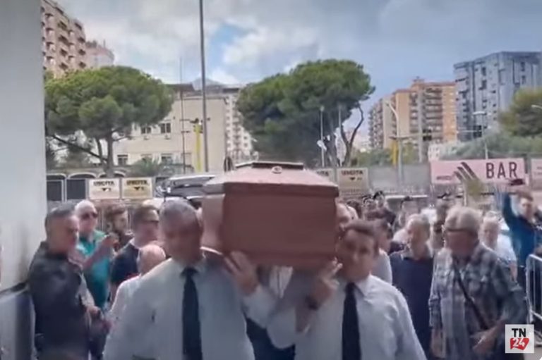 Schillaci, salma allo stadio: la folla applaude Totò e lo accompagna (VIDEO)