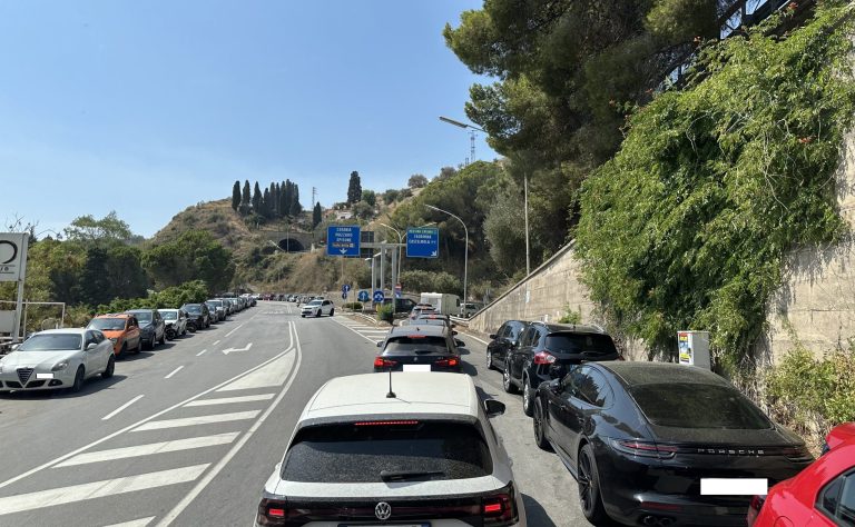 A Taormina neopatentato si ferma in strada per una crisi di panico, 65enne lo soccorre