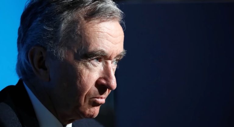 Lusso senza confini, Arnault apre il 2026 con un balzo miliardario in Borsa