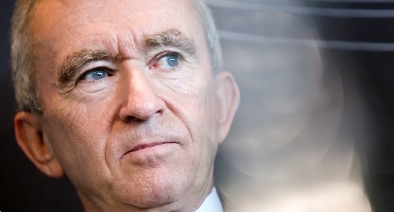 Arnault sfida Al Thani: altro colpo Lvmh, investimento da 200 milioni