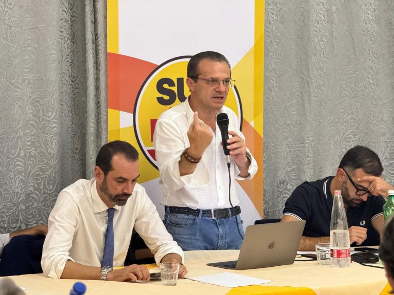 De Luca: “Le manovre di palazzo non ci fermeranno. Ora la nuova fase”