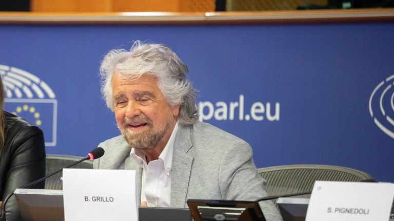 Grillo rilancia: “Serve il reddito universale. Ecco i benefici”