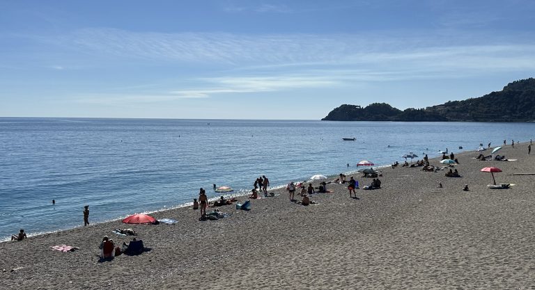 A Taormina turisti ancora in spiaggia: l’estate non è finita A Taormina turisti ancora in spiaggia: l’estate non è finita