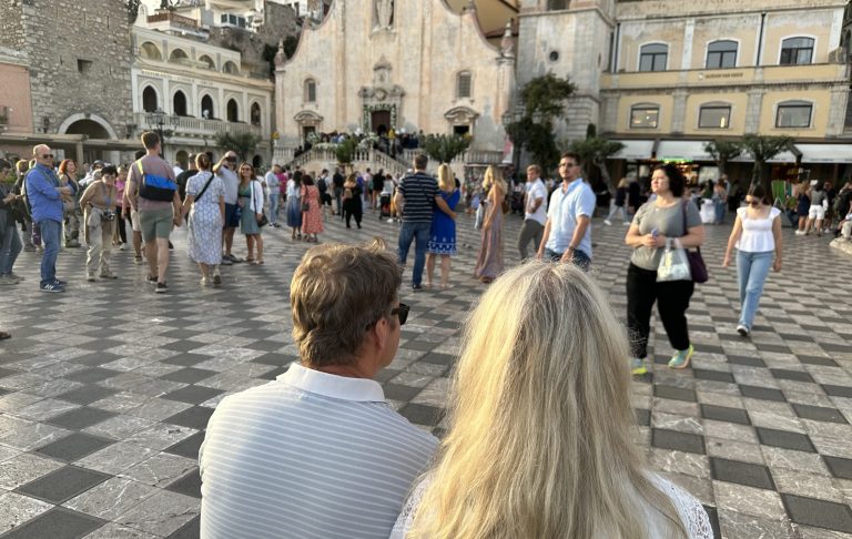 A Taormina torna subito il bel tempo e i turisti prendono d’assalto la città