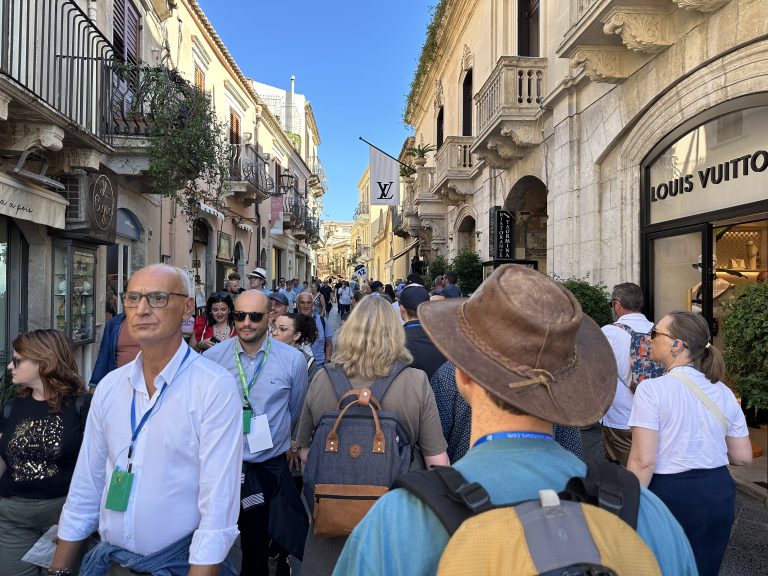 Spesa turistica, americani alla conquista dell’Italia: a Taormina non c’è partita