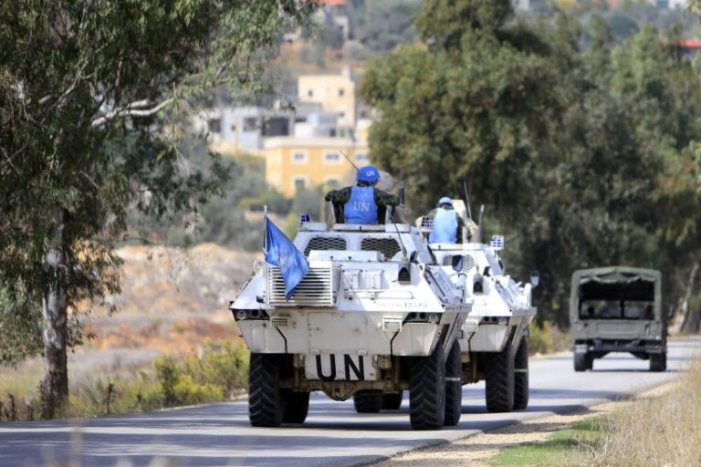 Israele colpisce tre basi Unifil, Crosetto a Gallant: “Inaccettabile”