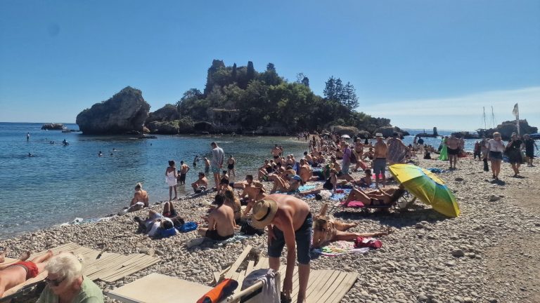 Turismo a Taormina: Isola Bella piena di bagnanti anche a ottobre
