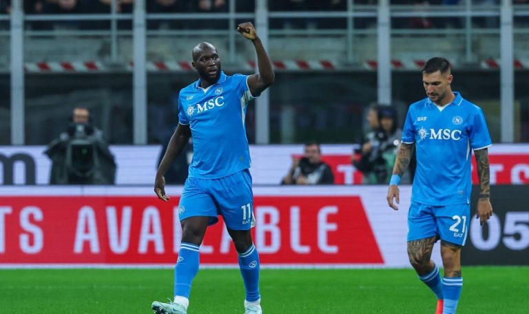 Il Napoli vola con Lukaku e Kvara, piegato 2-0 il Milan