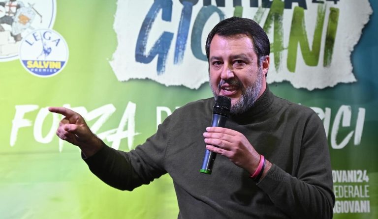 Salvini: “Sinistra smetta di insistere su stop ai motori diesel e benzina” Salvini: “Sinistra smetta di insistere su stop ai motori diesel e benzina”