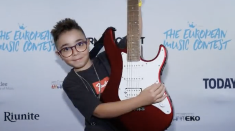 Gioele Miano, talento della chitarra del Decibel Music Lab di Taormina, in finale al Tour Music Fest