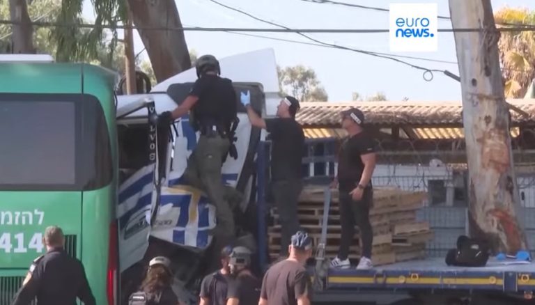Israele: camion contro una fermata del bus