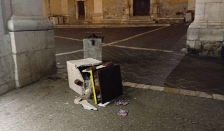 Asm Taormina: “Atto vandalico, cassonetto spaccato. I colpevoli saranno trovati”