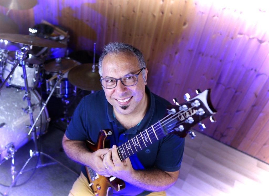 Gioele Miano, talento della chitarra del Decibel Music Lab di Taormina, in finale al Tour Music Fest 1 dB Yari Pavone